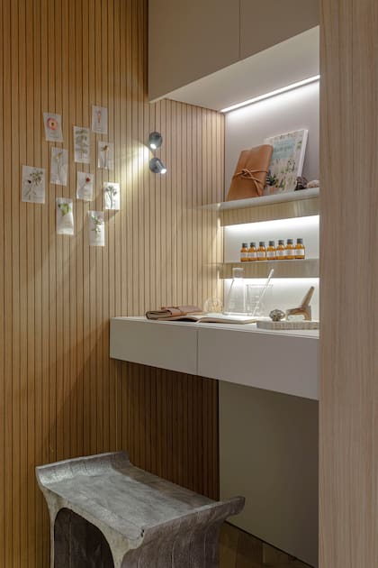 Estantería en acero inoxidable (Inox Atelier). Apliques de pared 'Shhh Mini' (Idea Iluminación). Aromas (Kion). Libros (Vanity Books) y cuadernos de bitácora (Cuadernos Fly).