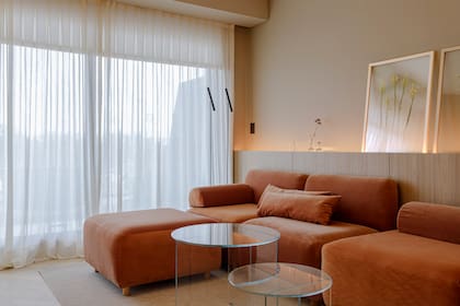 Sillón (Rahola). Mesas ratonas 'Atuel' (Federico Churba). Cuadros (La Rubisco). Lámparas de pie 'Wipi' (Idea Iluminación). Cortinas Duette Classic 'Daisy White' combinadas con una de organza de lino natural (Hunter Douglas).