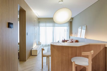 Rack en laca 7632 (Sherwin Williams), con diseño de Paprika y ejecución de Di Mario Amoblamientos, y tapa en travertino Titanium apomasado (De Stefano), realizada por Marmolería United Stone.