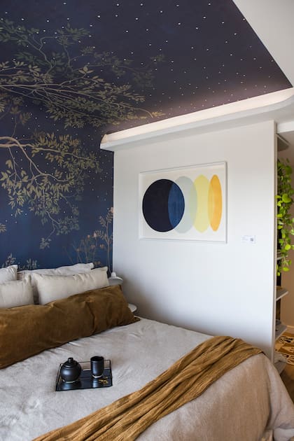 “Los linos y terciopelos de Casa Tarlo complementan nuestras cortinas de gasa de algodón de confección propia que enmarcan toda la escena”, detalla Laly.