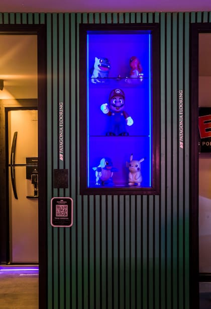 La luz LED azul realza la vitrina con la colección de Luis.