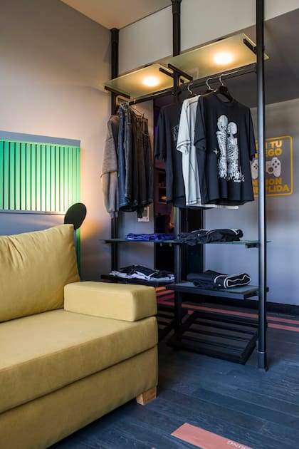 Sofá amarillo (Ts). Ropa (Audisio).