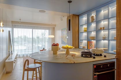 Mesada en mármol 'Blue Roma' (De Stefano), realizada por Mutra Marmolería sobre diseño de Estudio Var. Piezas cerámicas (Castro Corbat). Objetos de decoración (Quintana Casa).