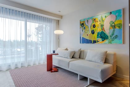 Alfombra (Rugit). Cortinas de Hunter Douglas hechas a medida por Elarq. El sillón y la mesa de arrime se diseñaron junto a Urbano Estudio.