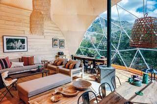 Domos integrados al paisaje con lo último del diseño sustentable