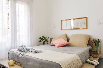 Almohadones de pana y algodón y cortinas de gasa (El Taller de Mirta).