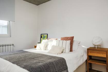 Lámpara (Ikea). Manta (Elementos Argentinos). Almohadones estampados a mano.