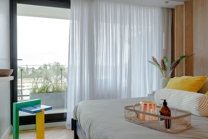 Blanquería y colchón (Rosen). Textiles de cama (Lote Propio). Cortinas Hunter Douglas por Mercado Desing. Lámparas colgantes 'Croll' (Idea).