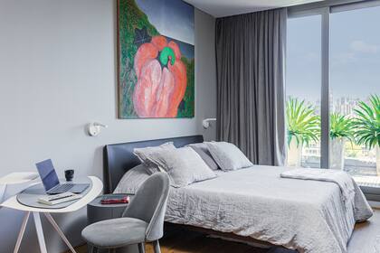 Eligieron un tono gris oscuro para la cabecera y para la cortina embutida en una garganta, que al cerrarse logra un oscurecimiento total.