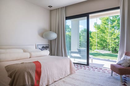 Alfombras diseñadas por Rosario y hechas a medida (Las Cabrera). Lámparas colgantes (Mónica Melhem).