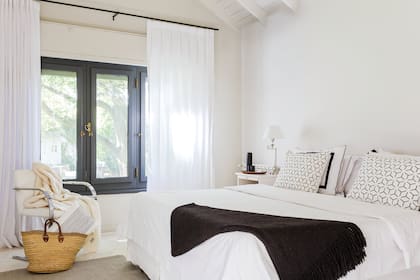 Ropa de cama (Angelina Linen). Mantas (Estudio Didot). Canasta (El Camarín). Alfombra (Rugit).