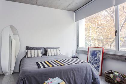 Cansada de mirarse en el espejo del baño, hace poco incorporó este de contorno irregular.