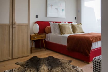 Cortinas Duette® Duolite, color Chiffon D8-701 (Hunter Douglas), motorizadas para domótica. Colchón y almohadas (Rosen). Banqueta tapizada en lana italiana (Concepto Fusión).