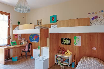 En el dormitorio, los muebles (Mola Arquitectura Interior) contemplan espacios diferenciados de juego, descanso y estudio.