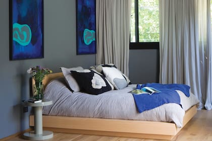 Díptico azul (Alec Franco). Cama (Gabriel García Cabrera). Mesa laqueada (Nisla Estudio) con florero de vidrio (Tupé Home).