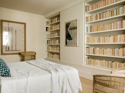 En el medio, una nueva obra abstracta, esta vez de Dominica Sánchez (galería Marita Segovia).