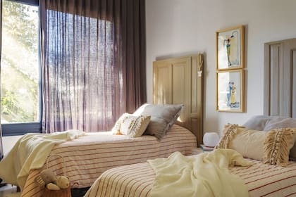 Las camas se distinguen con tonos apastelados. Almohadones ‘Porota’ (Vero B Home).