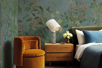 Paneles de papel textura lienzo y cobertura vinílica para darle calidez e impacto a un dormitorio.