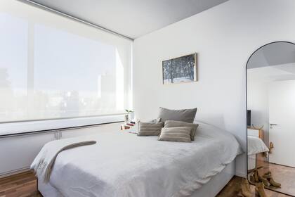 Con bordes antideslizantes, el espejo para verse de cuerpo entero se mantiene firme.