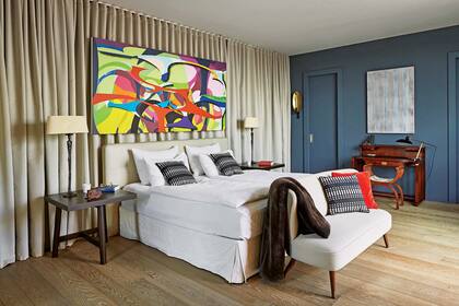 Las mesas de luz de Christian Liaigre sostienen las hoy en día clásicas lámparas de bronce de la serie ‘Hombre/Mujer’ (Porta Romana).