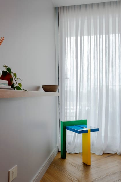 Los muebles como el banco 'Trípode' (Par en par) son también objetos de diseño. Este está laqueado en diferentes colores.