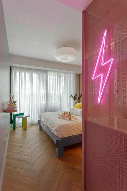 Un rayo de energía sobre la chapa microperforada (Nomen) del vestidor. Plafón 'Bagel' (Lumishop). Paredes en el tono N182-3 (Colorín).