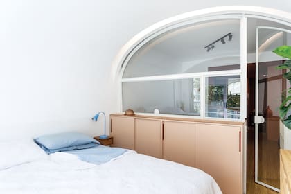 La vista desde el dormitorio, con la cómoda y la cama de Marini Estudio.
