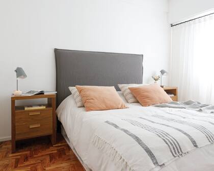 Cortinas de gasa de algodón off white con barrales de hierro negros y mesas de noche enchapadas en petiribí (todo de Casa Leopoldo).