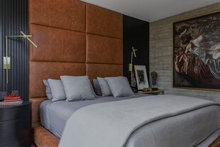En este cuarto sobrio, el respaldo en cuero suela cubre toda la pared. Un nuevo cuadro de Ricardo Cema.
