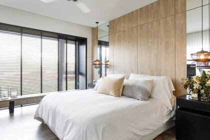 Revestimiento de melamina ‘Gaudí’ (Faplac). Lámparas colgantes de casi 50cm de diámetro.