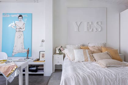 DESPUÉS. Con la reforma se amplió el dormitorio, lo que le dio lugar al escritorio junto a la ventana, en lugar de estar en el extremo del living.