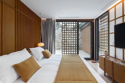 Los muebles son minimalistas, a tono con los del resto de los ambientes, todo diseño del Estudio.
