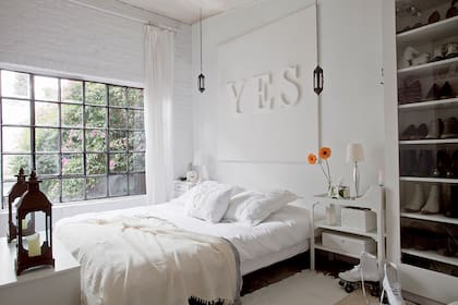 ANTES: la cama estaba junto a un ventanal de vidrio repartido.