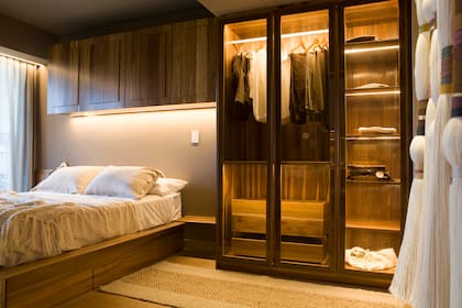 Cama con cajones, respaldo y vestidor (Vika Muebles). Alfombra de lana (Maki Warmi).