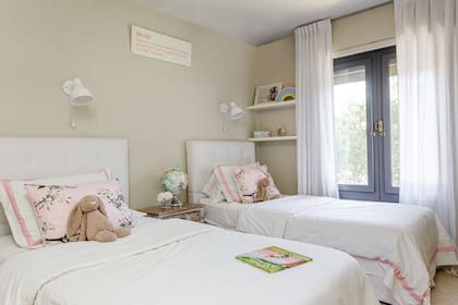 Apliques (Omniluz). Conejas (Two Kids and a Dog). Con la ropa de cama (Angelina Linen) sumaron el rosa en el cuarto de Josefina y Felicitas.