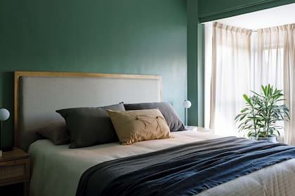 Ropa de cama, almohadas, almohadones, pie de cama (Lote Propio), manta (Josephine D).