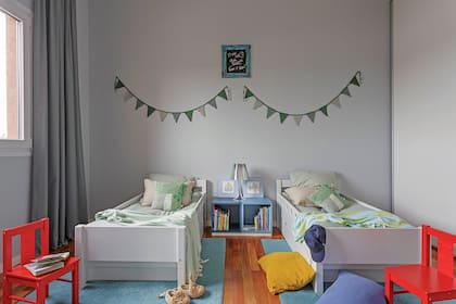 Camas (Flexa). La lámpara de noche es un clásico diseño de Philippe Starck para la firma italiana Flos.