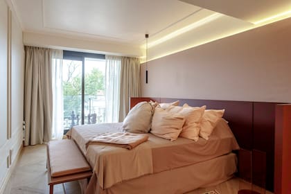 Cama 'Ergo' (Rosen). Banco 'Polo' (Federico Churba). Lámpara colgante 'Croll' (Idea Iluminación). Cortinas de Hunter Douglas realidadas por Luzzi Disegno.