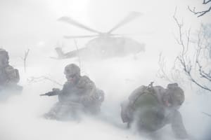 El país nórdico que lanzó un plan para rearmarse: recluta mujeres para su Ejército y extiende el servicio militar