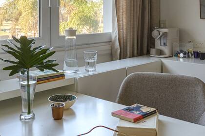 Junto a la ventana, un sector de lectura y concentración.