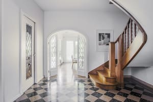 Foto de un espacio distribuidor con damero original y escalera de roble.