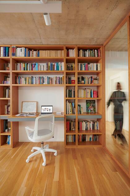 La madera es el material protagonista en todos los espacios: aporta calidez y absorbe el sonido. Silla blanca de escritorio (Tabureto Muebles).