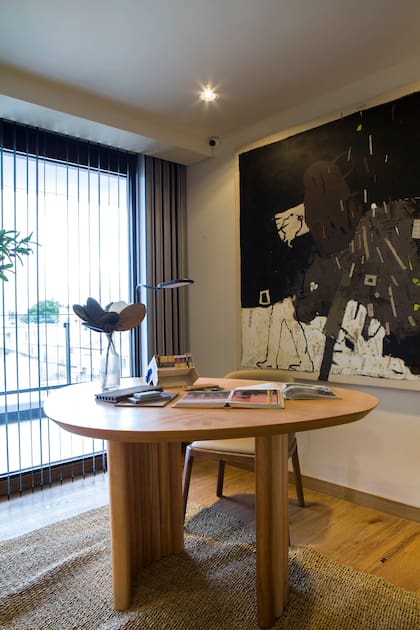 Lámpara de pie, objetos deco, alfombra, mesa y silla de escritorio Estudio GOD. Cuadro Diderot. Cortinas Verticales negras (Hunter Douglas).