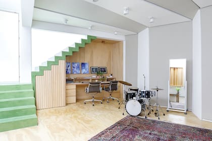 La particular escalera de microcemento que diseñó Ana Boneo para la casa de la artista Jazmín Prodan.
