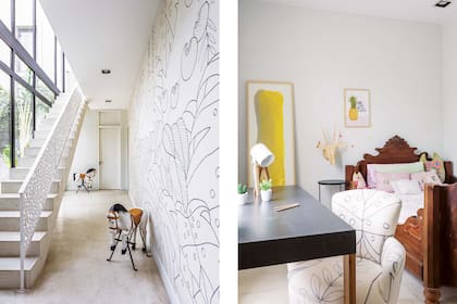 En el hall de distribución, pared entelada con un género pintado a mano por Martina Correa y caballos de madera (Pasado Imperfecto). Sobre el lateral vidriado que mira al patio interno, escalera en voladizo, con baranda calada de madera laqueada, diseñada por el estudio Didot.