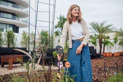 De visita en el espacio de Faitful, la influencer @maryjoegardener miró encantada los tutores y pérgolas de Elevate.