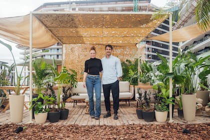 Alma César, al frente de Tono Interiorismo, diseñó el espacio de Faitful Viveros. Acá, junto a uno de sus dueños, Agustín Marani.