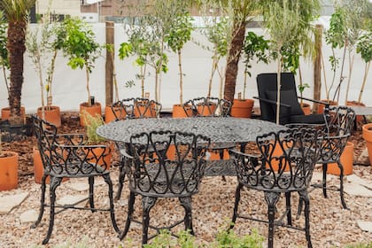 La disposición sobre grava y entre canteros de aromáticas refuerza el espacio exterior.