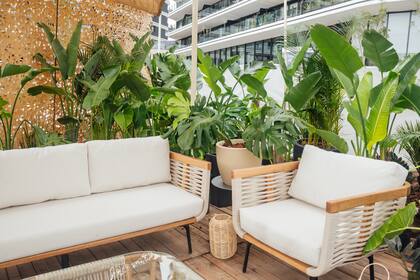 Para disfrutar al aire libre, muebles de la línea Portofino (Fontenla) en tonos claros que contrastan con el verde.