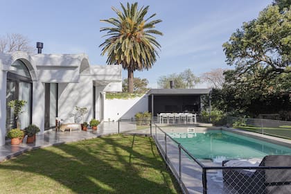 La pileta quedó donde estaba, y la paisajista Clara Billoch adaptó a esa premisa el diseño del jardín.